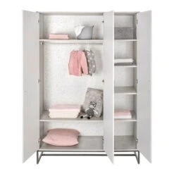 Schardt Pixie Grey Kinderzimmer Inkl. Umbauseiten Mit 3-türigem Schrank - Toppreis -Babyprodukte 06 236 43 00 pixie grey schrank 3 tueren geoeffnet dekoriert 1