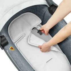 Maxi-Cosi Jade Kinderwagenaufsatz Essential Grey Gruppe 0/0+ (0-12 Kg) | Auch Im Auto Nutzbar -Babyprodukte 1510050110 2020 maxicosi carrycot jade grey essentialgrey harnessputaway 3qrt