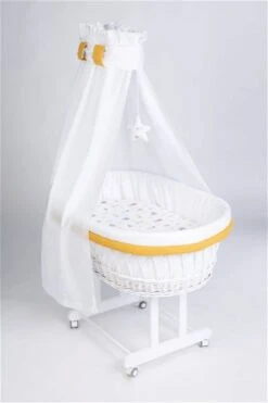 Mionido Stubenwagen Maxi Weiß Pyjamabär Gelb Mit Garnierung, Matratze Und Matratzenbezug